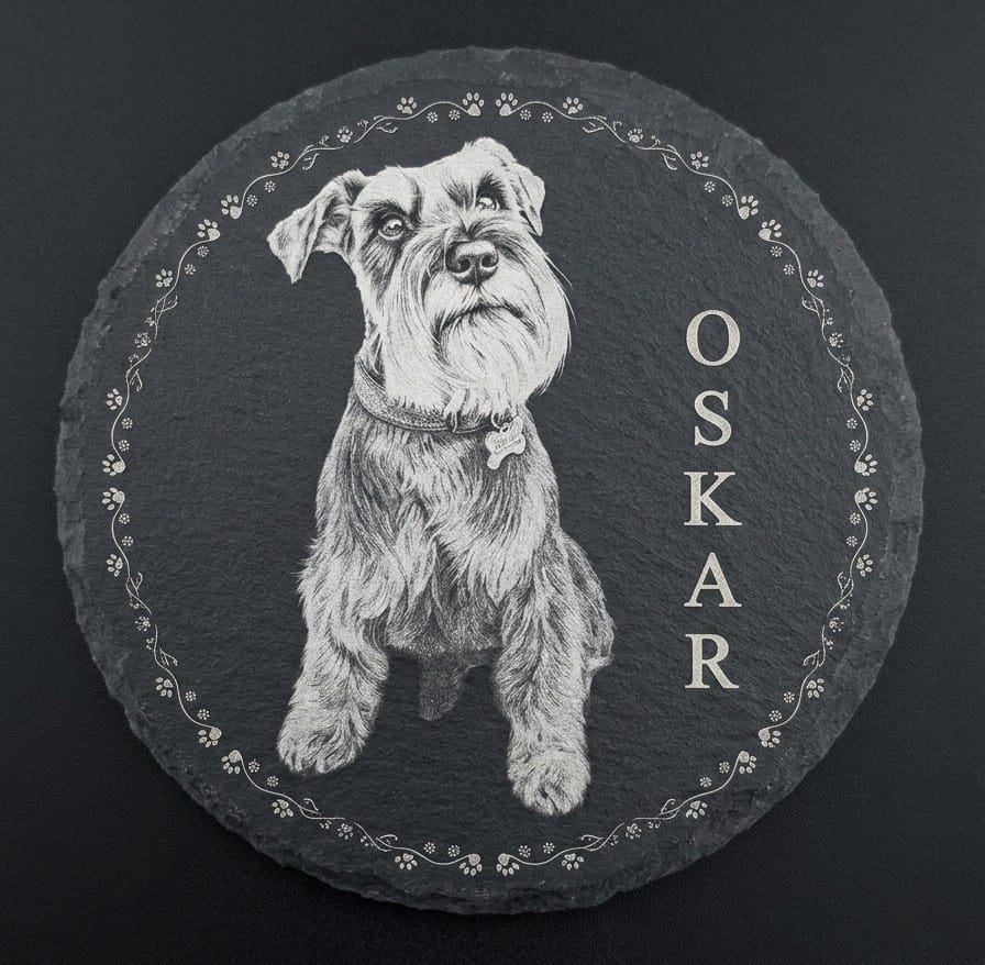 Perro personalizado y grabado en pizarra